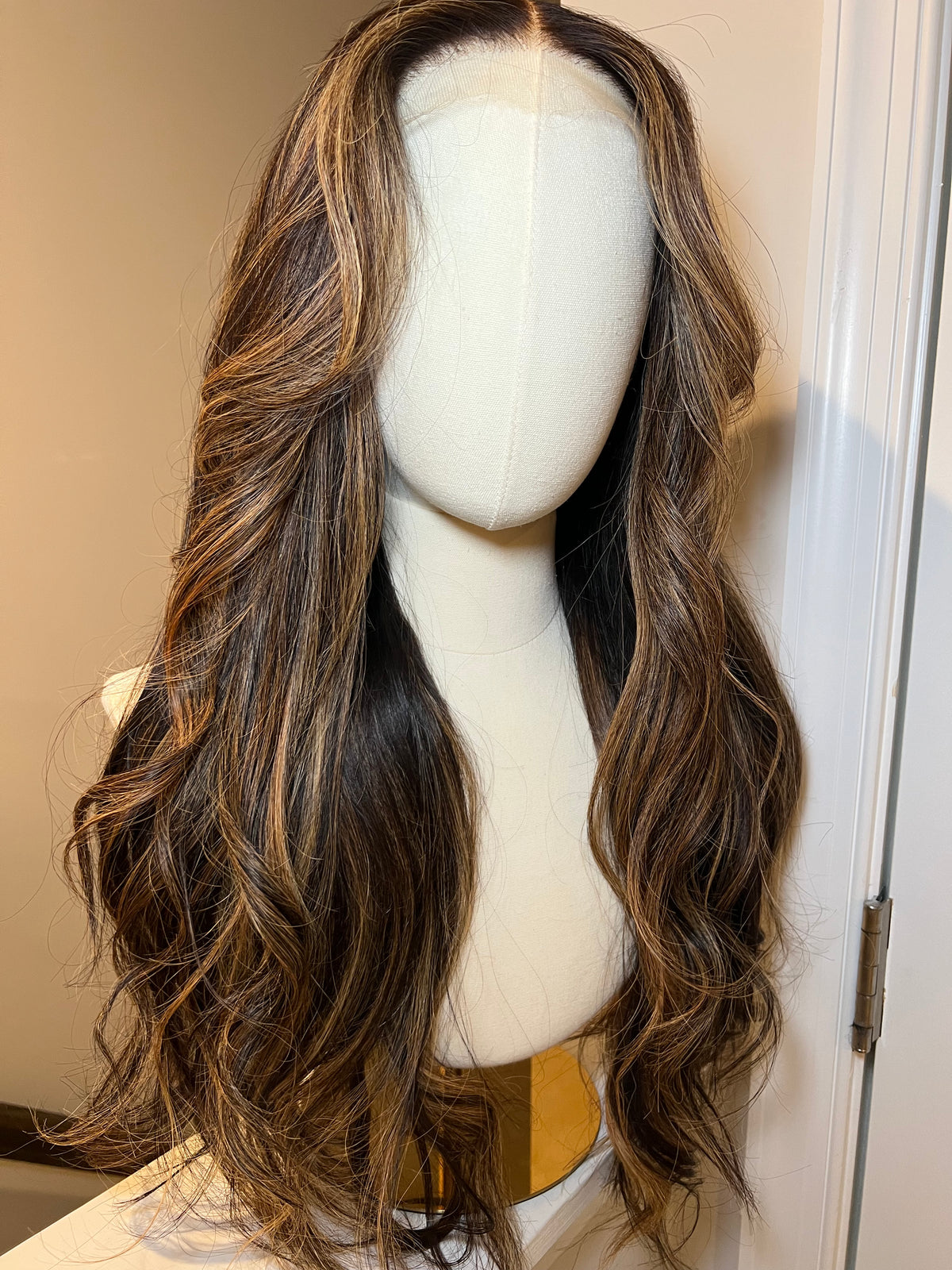 Moonstone II- 20" Highlighted Wig (M)