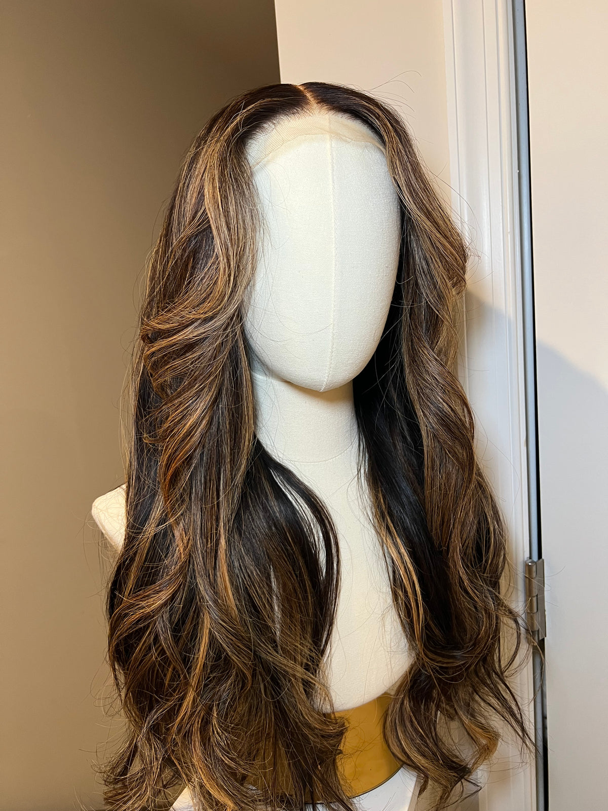 Moonstone II- 20" Highlighted Wig (M)