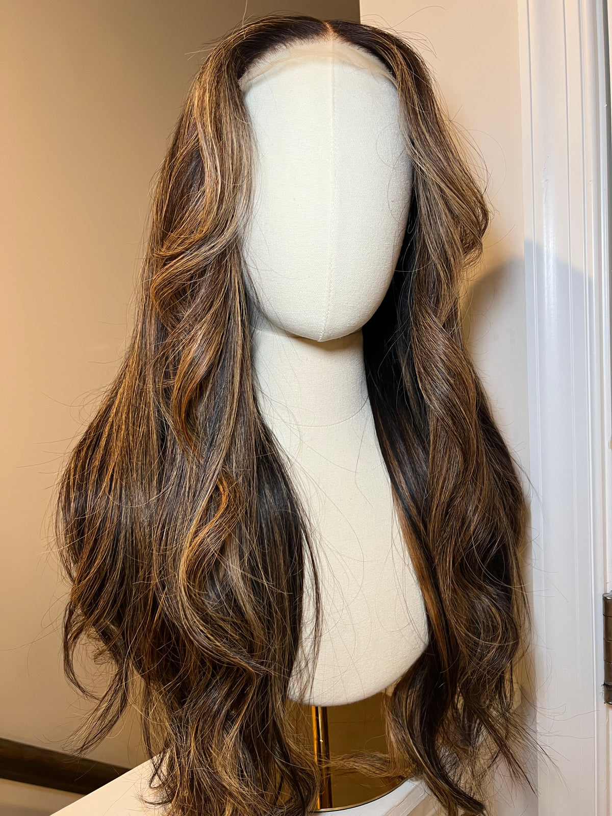 Moonstone II- 20" Highlighted Wig (M)