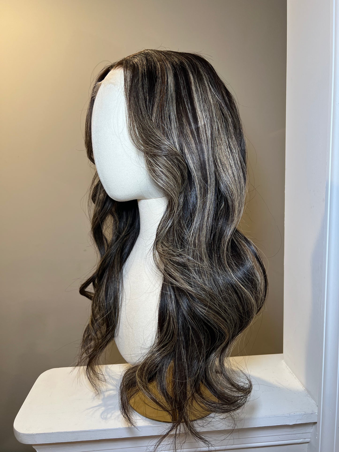 Lumi- 18" Highlighted Wig (S)