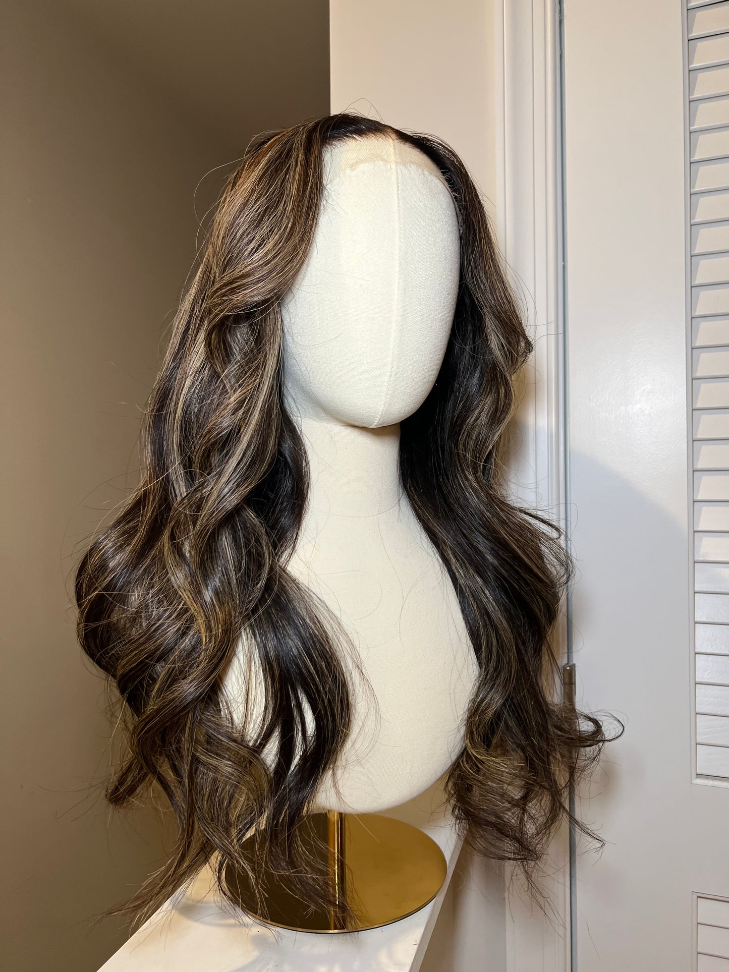 Lumi- 18" Highlighted Wig (S)