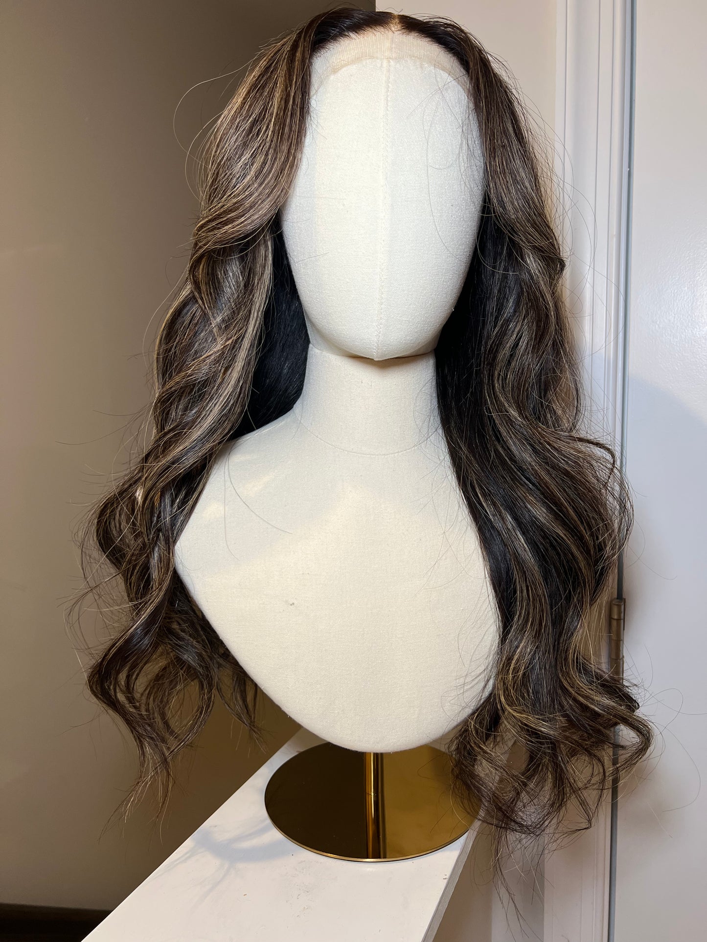 Lumi- 18" Highlighted Wig (S)