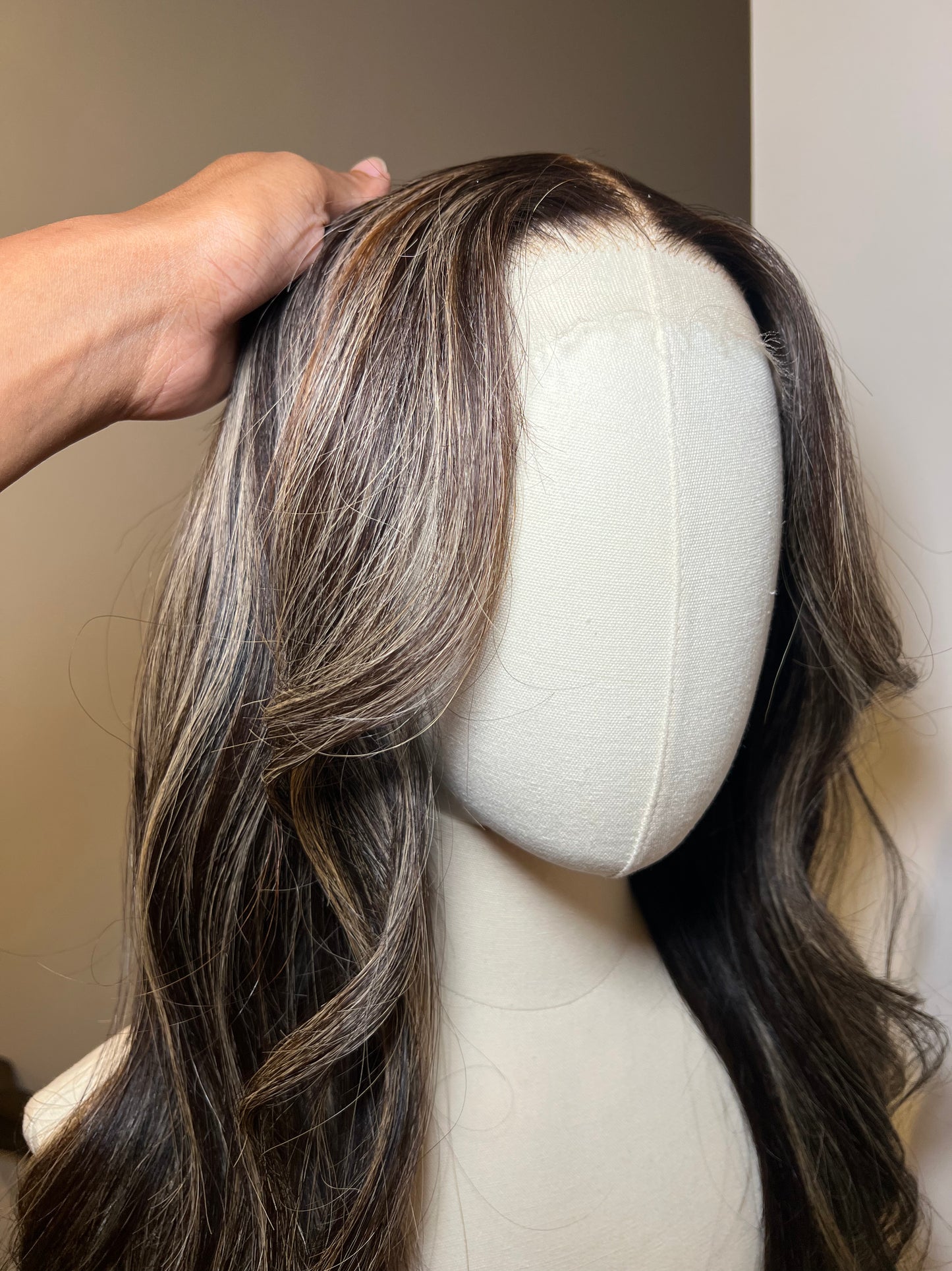 Lumi- 18" Highlighted Wig (S)