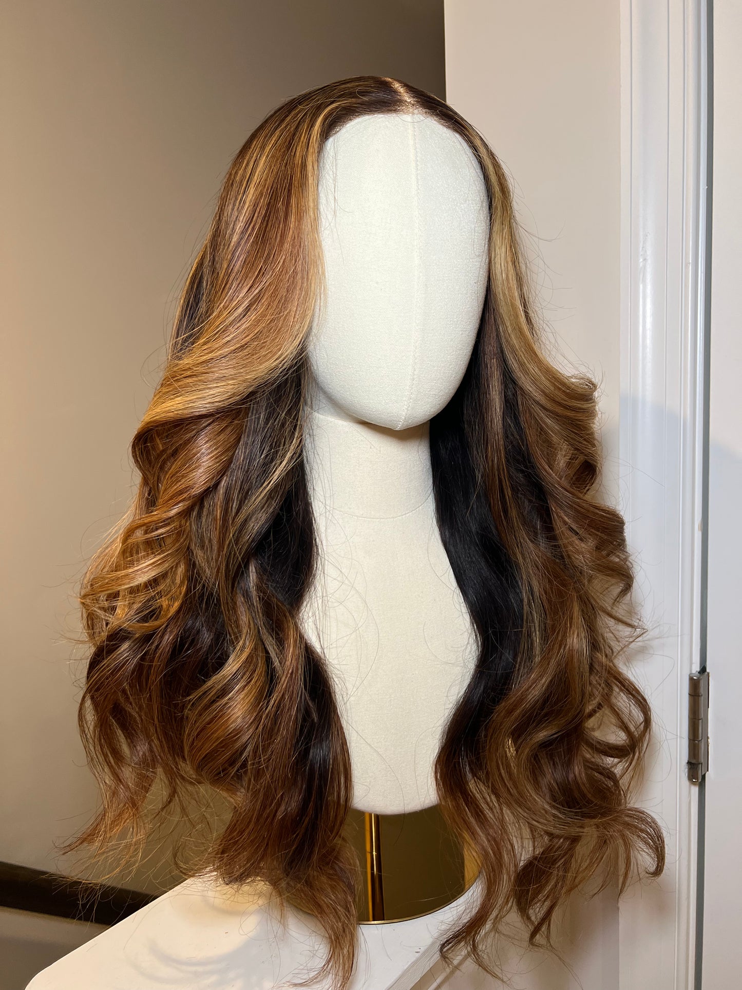 Sol- 18" Highlighted Wig (M)