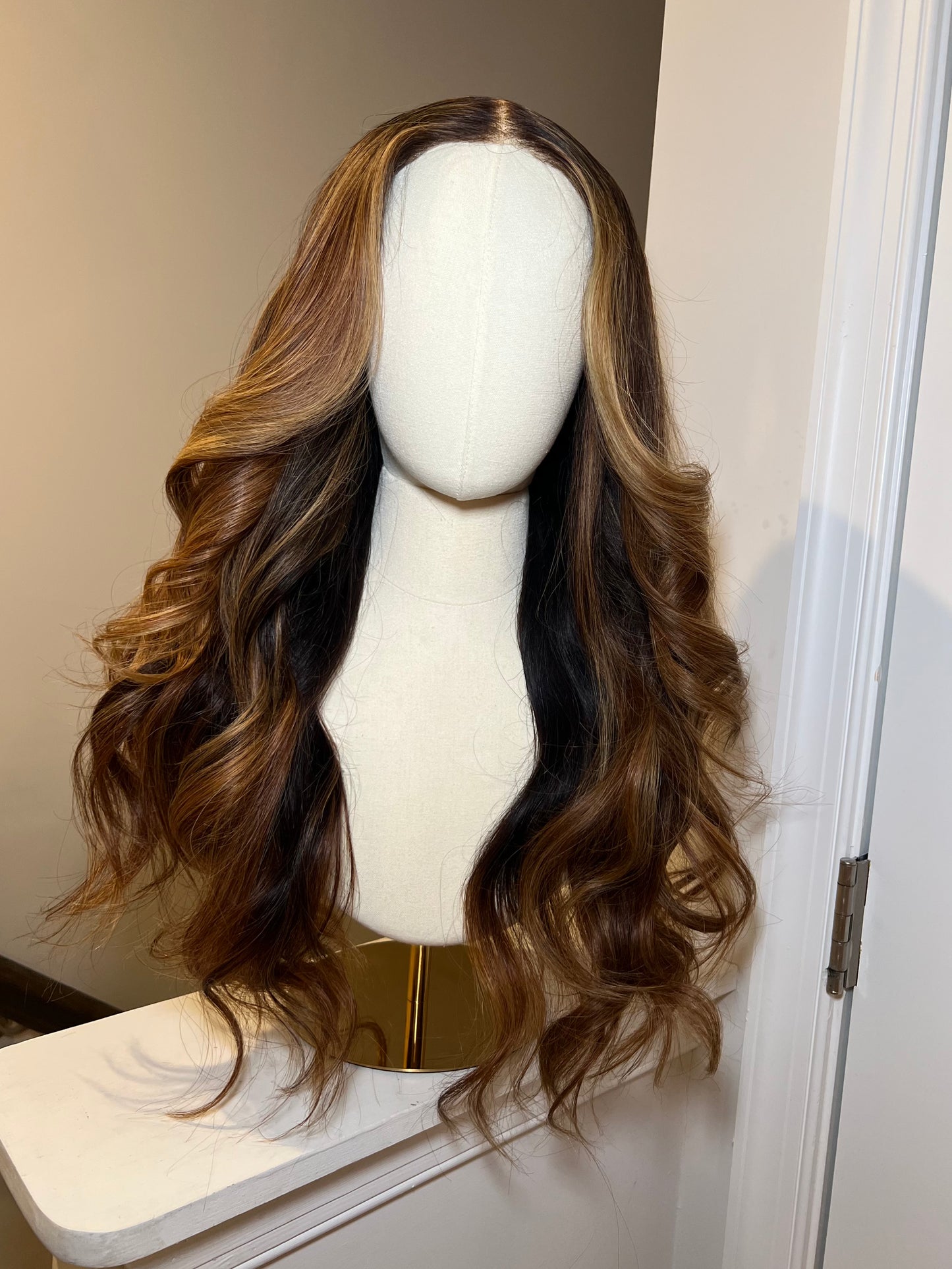 Sol- 18" Highlighted Wig (M)