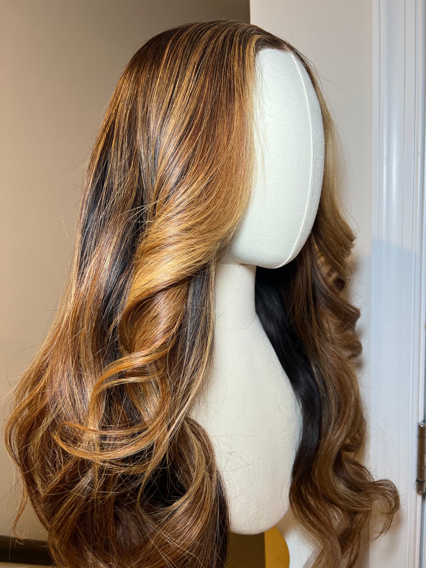 Sol- 18" Highlighted Wig (M)