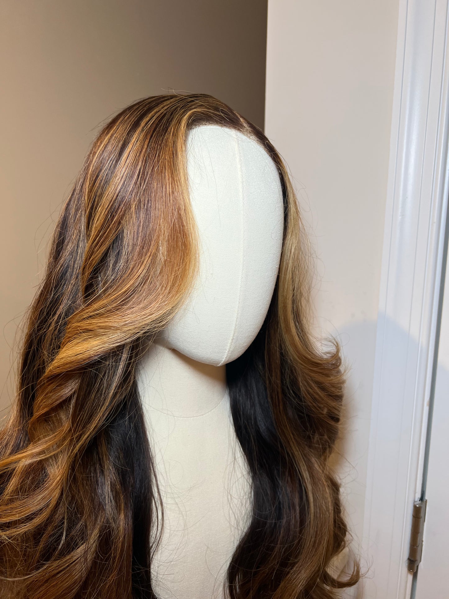 Sol- 18" Highlighted Wig (M)